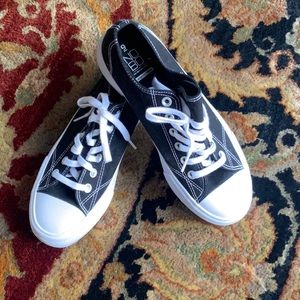 New NOBO memory foam athlete shoes Size 9